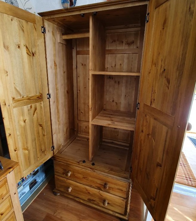 Single wardrobe and shelf arrangement inside a standard double